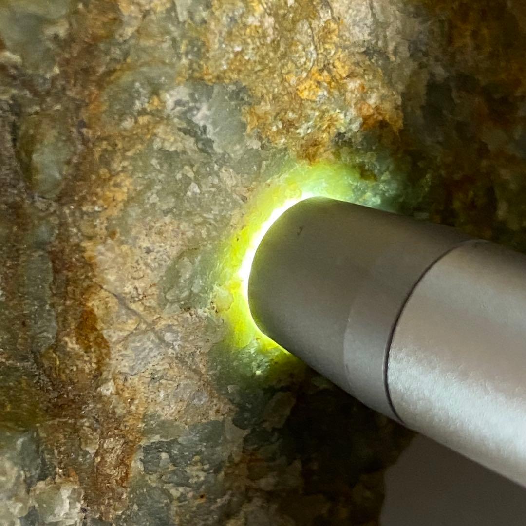 希少品　鳥取県　若桜翡翠原石　灰青×オレンジ×緑　割石皮付き　765g