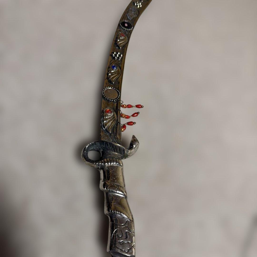装飾的な宝石付き刀