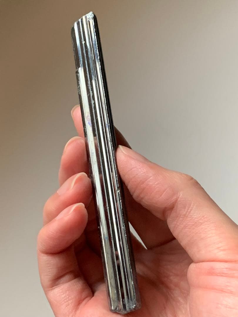 国産鉱物　愛媛県市ノ川鉱山の輝安鉱　スティブナイト　原石　鉱物標本　翡翠　根付