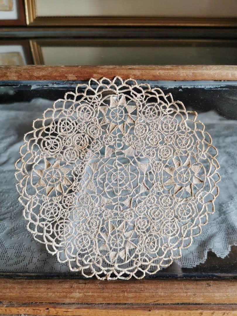 アンティーク レティセラレース 線状のニードルワーク プントインアリアドイリー