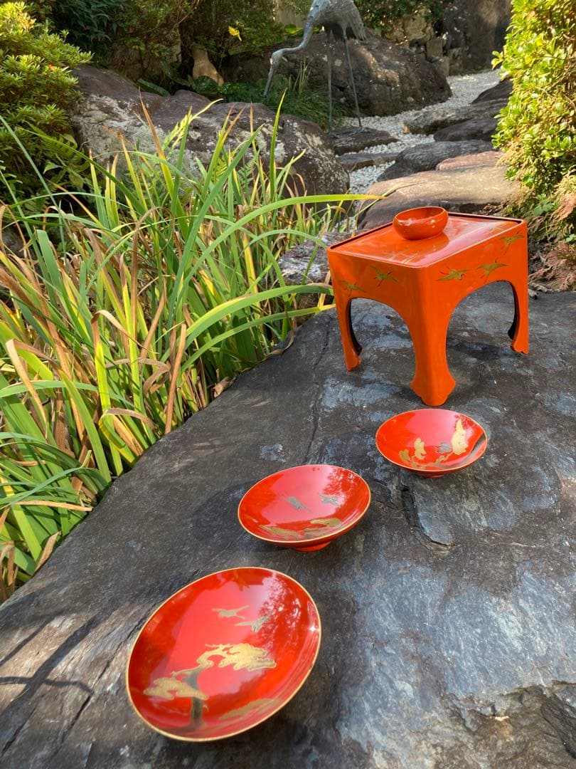 京都の美しいヴィンテージ品　昭和8年　漆器セット 鶴　盃　金箔装飾　正月　大晦日