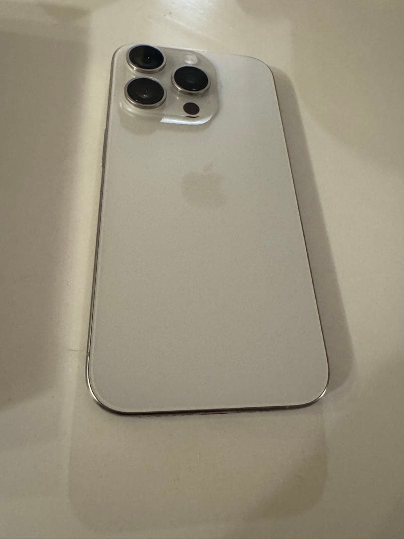 Apple iPhone 15 Pro ホワイトチタニウム 本体