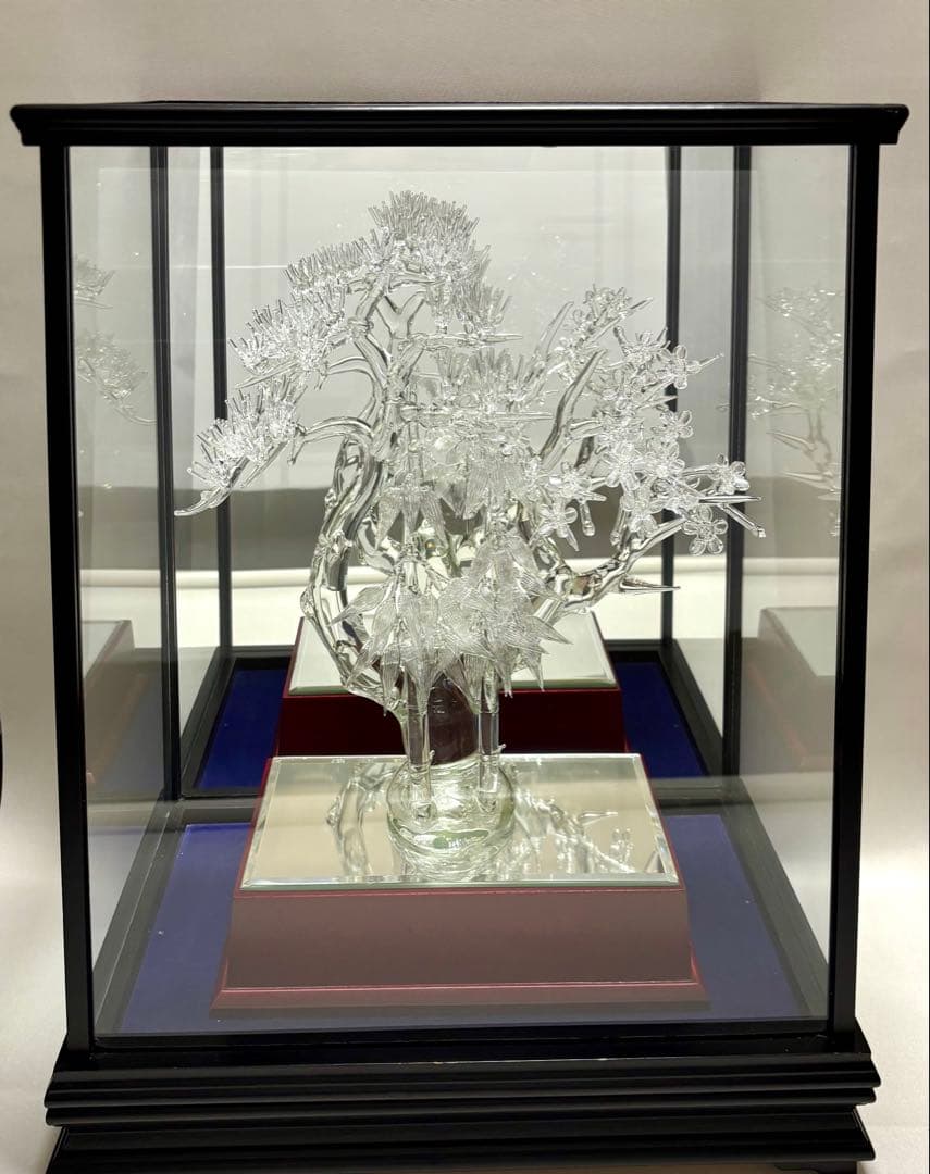 #伝統工芸品　水晶彫刻『松竹梅』オブジェ（ガラスケース付き）