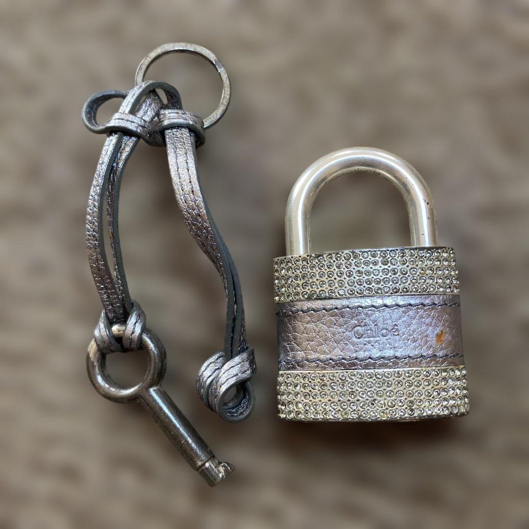 クロエ　キラキラカデナ　南京錠　バック　キーチャーム