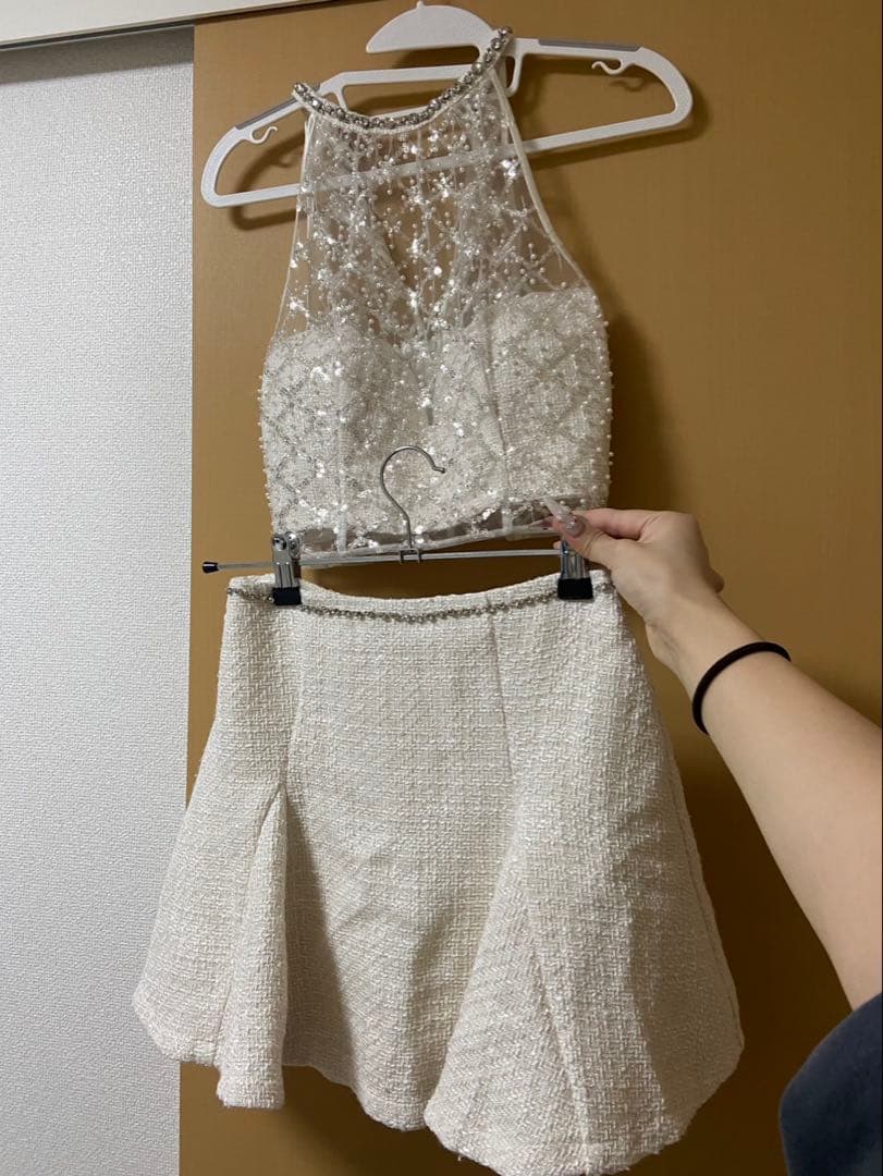 ホワイト ビーズ装飾 フレアドレス