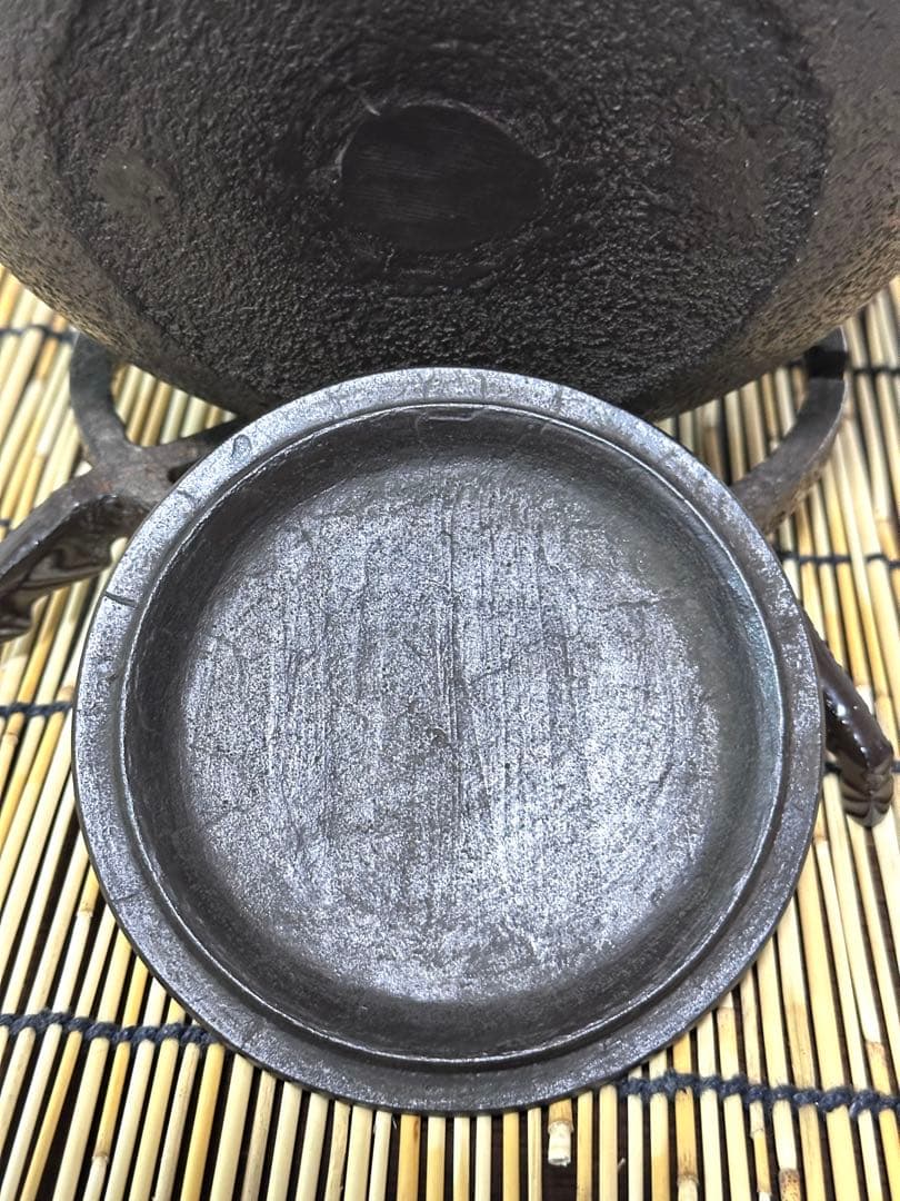 新品、供箱等付属品付　南部藤枝工房　藤枝昌行作　１５型アラレ　南部鉄瓶　南部鉄器