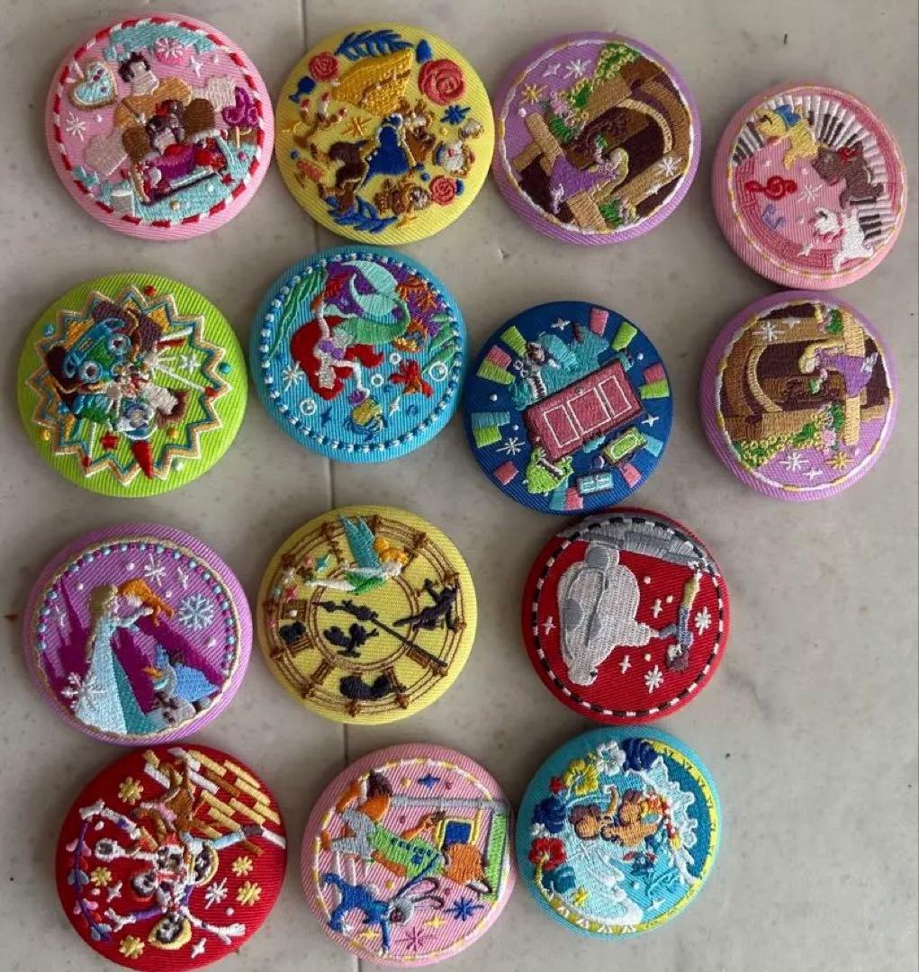 ディズニー　刺繍缶バッジ　14種　セミコンプ