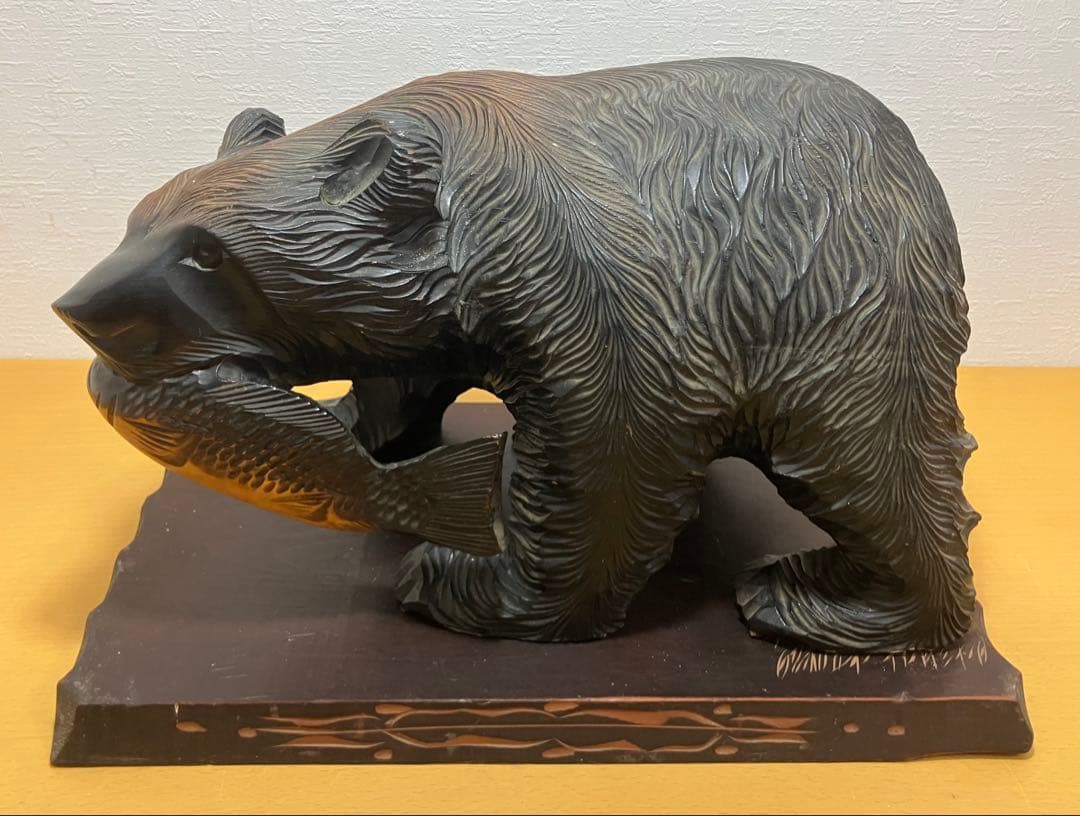 【工芸品/熊/置物】木彫り　木彫　彫刻　縁起物　インテリア　台座付き