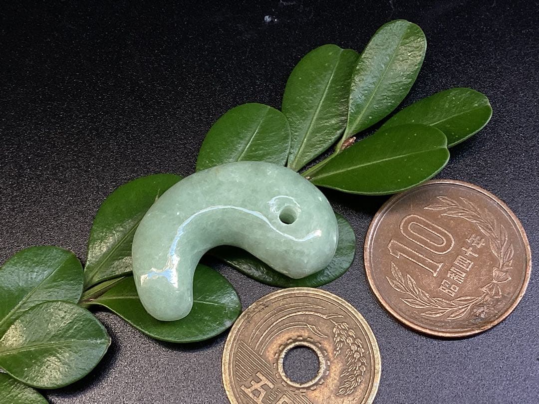 ✳1点特別安価卸し値段‼️ 緑色の糸魚川翡翠　外部鑑別書付　本物ジェダイト勾玉