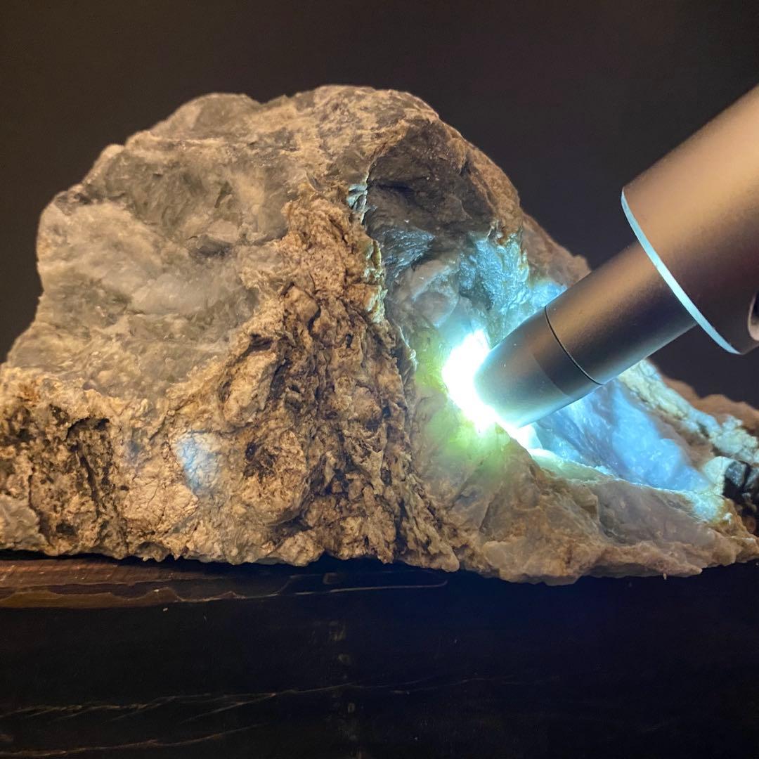 【P005】糸魚川　青翡翠　677g　天然石　原石　ヒスイ　パワーストーン　山石