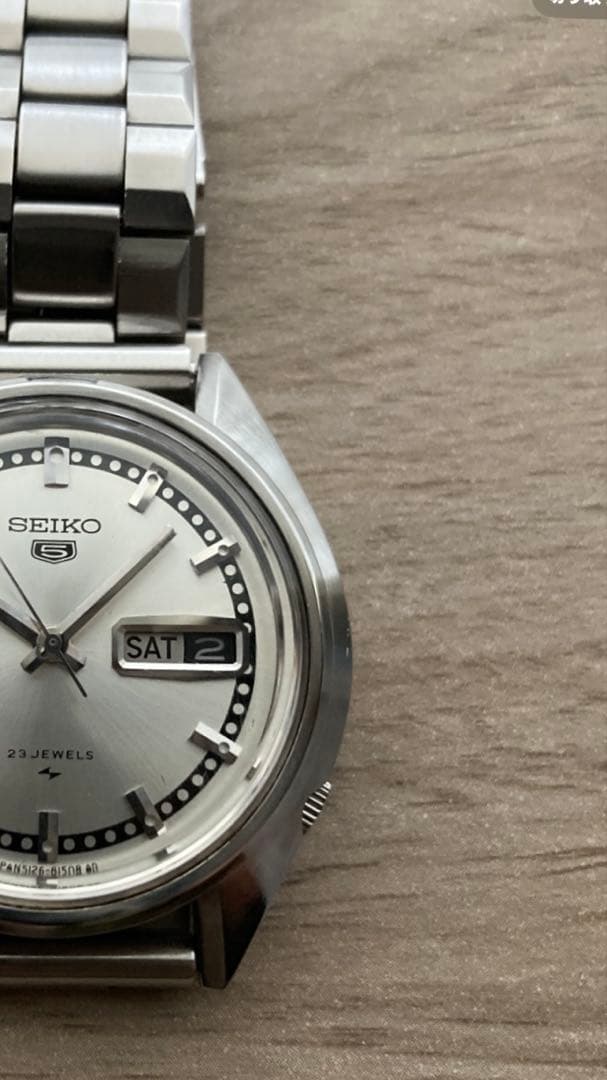 セイコー5 23石変わり文字盤　特徴的なラグ形状