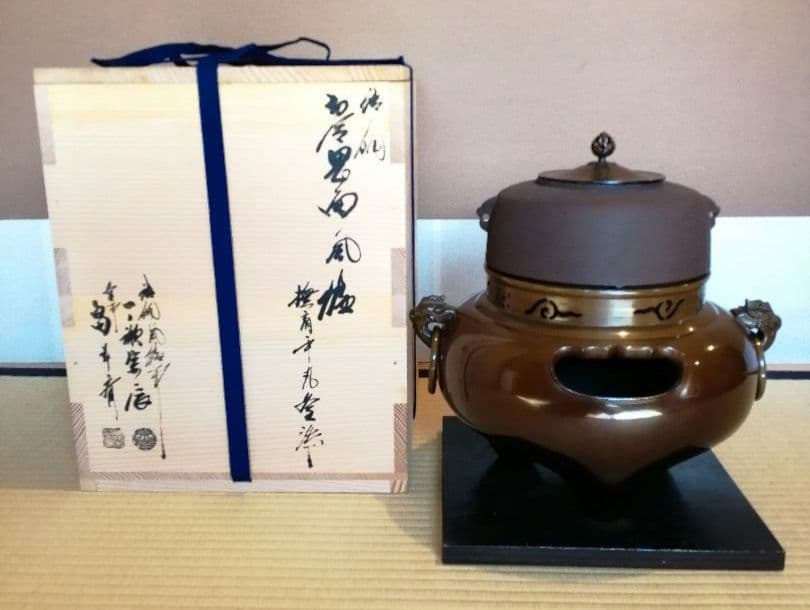 【茶道具】畠春斎 一ノ瀬宗辰造　唐銅鬼面風炉撫肩平丸釜添　茶釜　釜396
