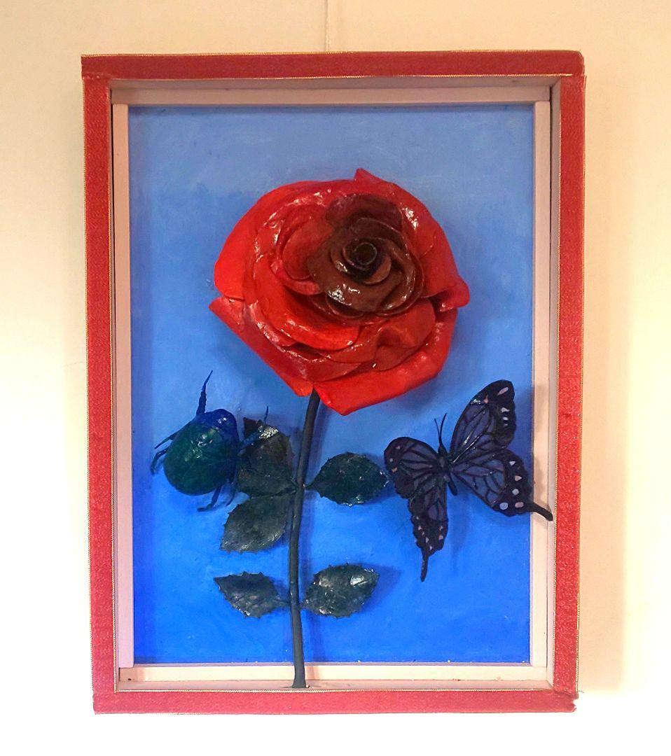 「一輪の薔薇と、近寄る昆虫」（未来絵画）