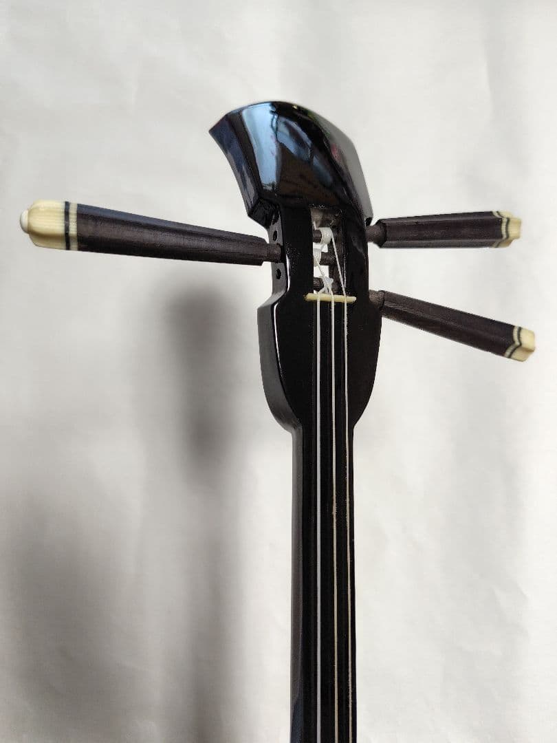 三線（沖縄三味線）　県産黒木（！？）棹　新調本皮一枚張りチーガ　ハードケース付