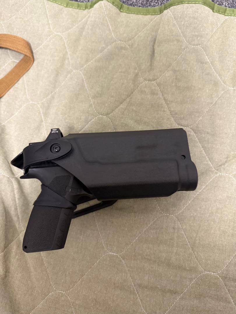 カーボネイト　ストライカー9s ライト付き 2マガジン　ホルスター付き