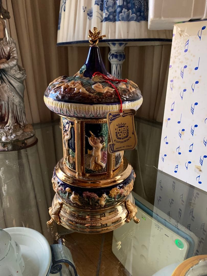 イタリアビンテージ　リュージュカポテモンテ陶器シュガーオルゴール