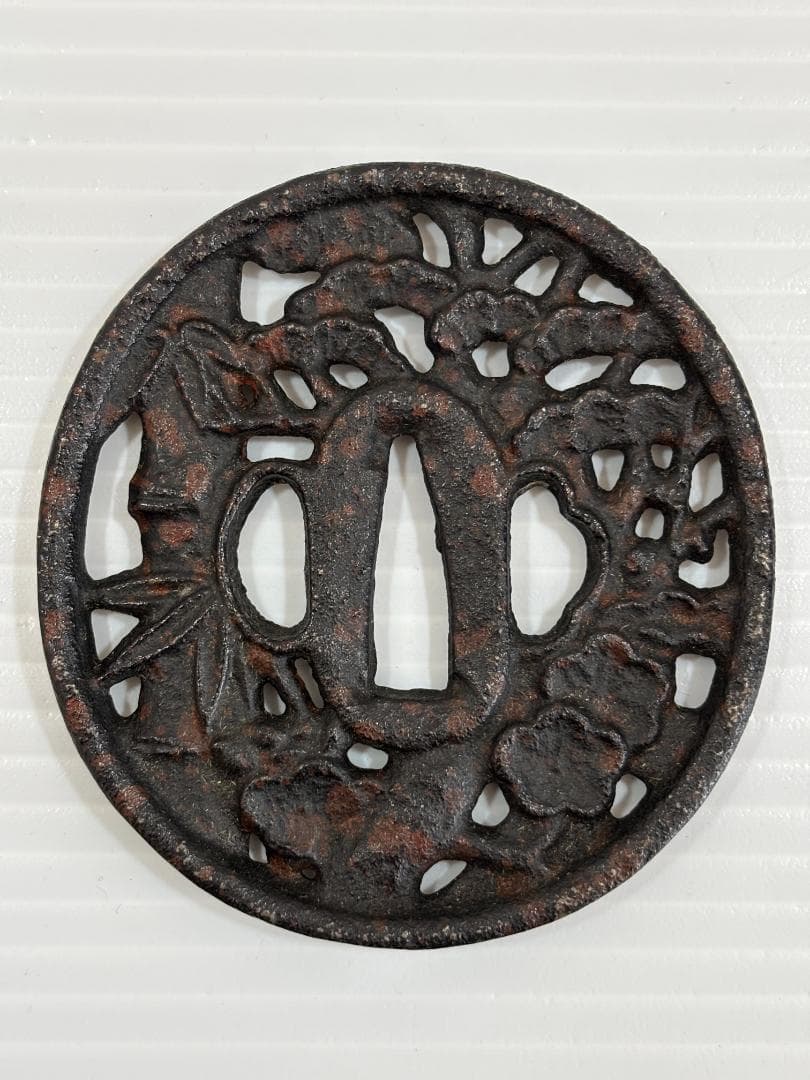 鍔(つば) 鉄製　日本刀　松竹梅　アンティーク