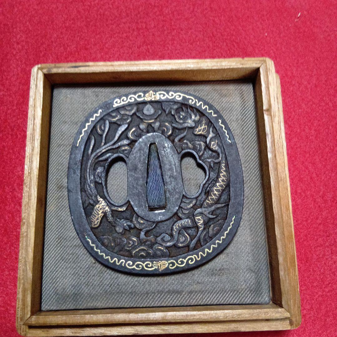 南蛮鍔　表裏に龍の彫刻　縁と龍に金象嵌の江戸時代の珍しい鍔です。