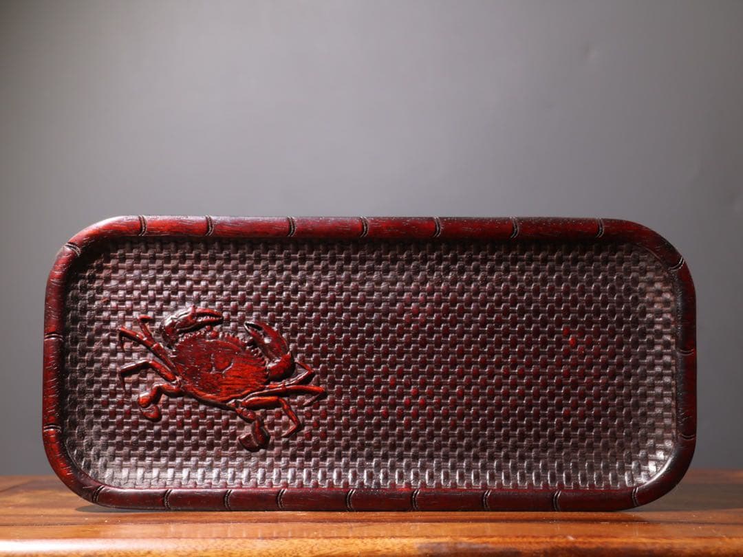 カニ彫刻の木製トレイ　老紫檀木 彫刻