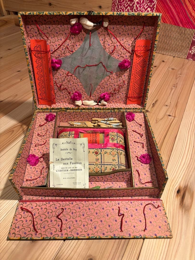 ベルギーアンティーク　Dentelle aux Fuseaux ボックス