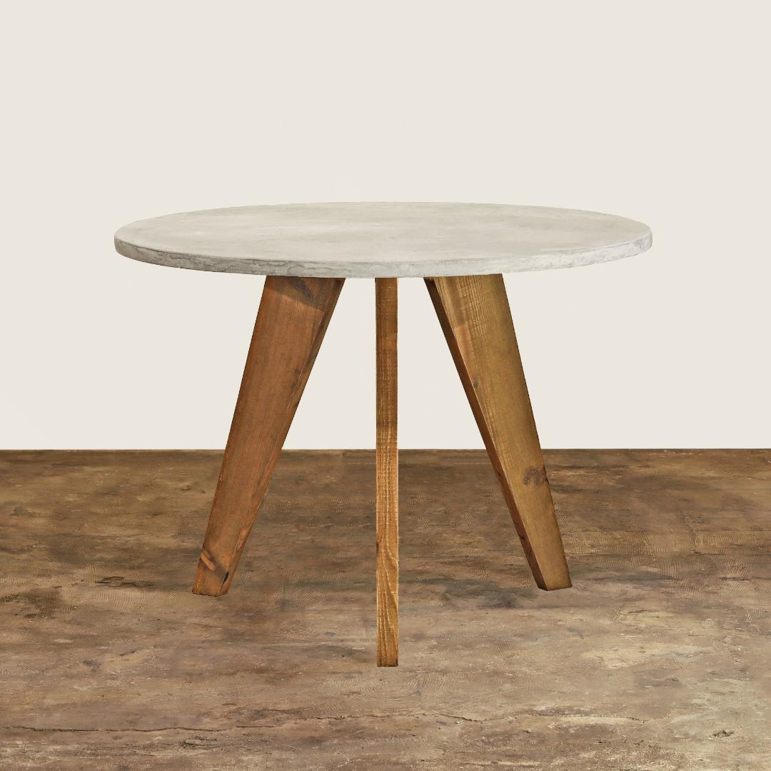 円形｜ラウンドテーブル｜オフホワイト｜薄塗りモルタル｜ダイニングテーブル