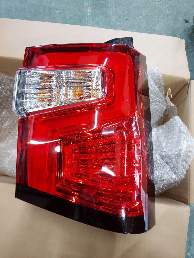 三菱　デリカD5　右テールランプ