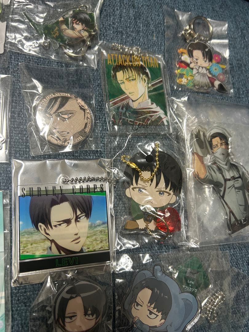 豪華 レア！進撃の巨人 リヴァイ アクリルスタンド キーホルダー 缶バッジ