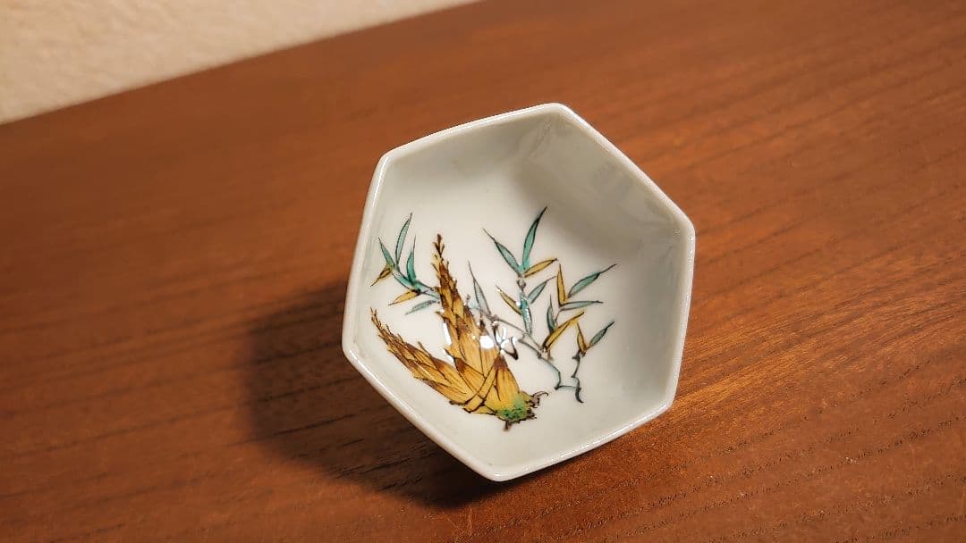 古九谷　八十吉　初代八十吉　徳田八十吉　盃　蔬菜の図　アンティーク九谷焼　１客