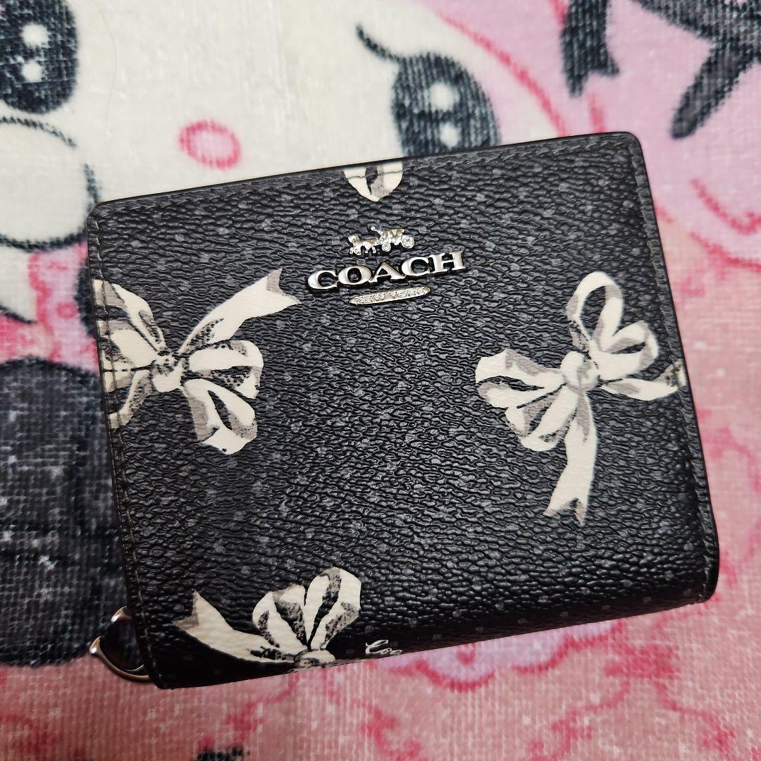 お得♡♡新品、COACHのリボン柄二つ折り財布です。