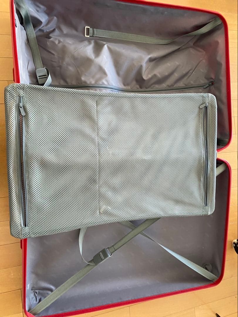 リモワスーツケースです。80-90リットル。