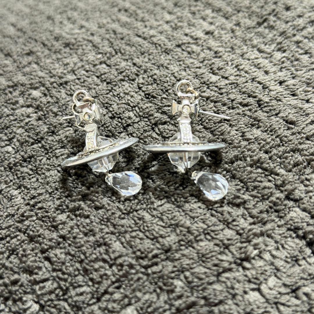 ヴィヴィアン　クリスタル　ドロップ　ピアス