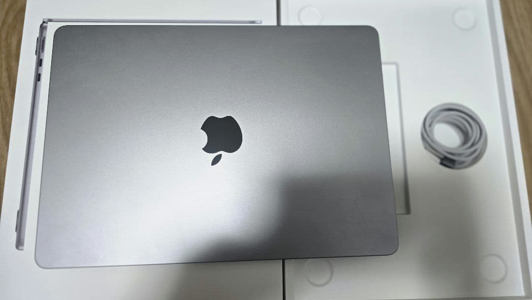 MacBook Air M2チップ　8GB 256GB