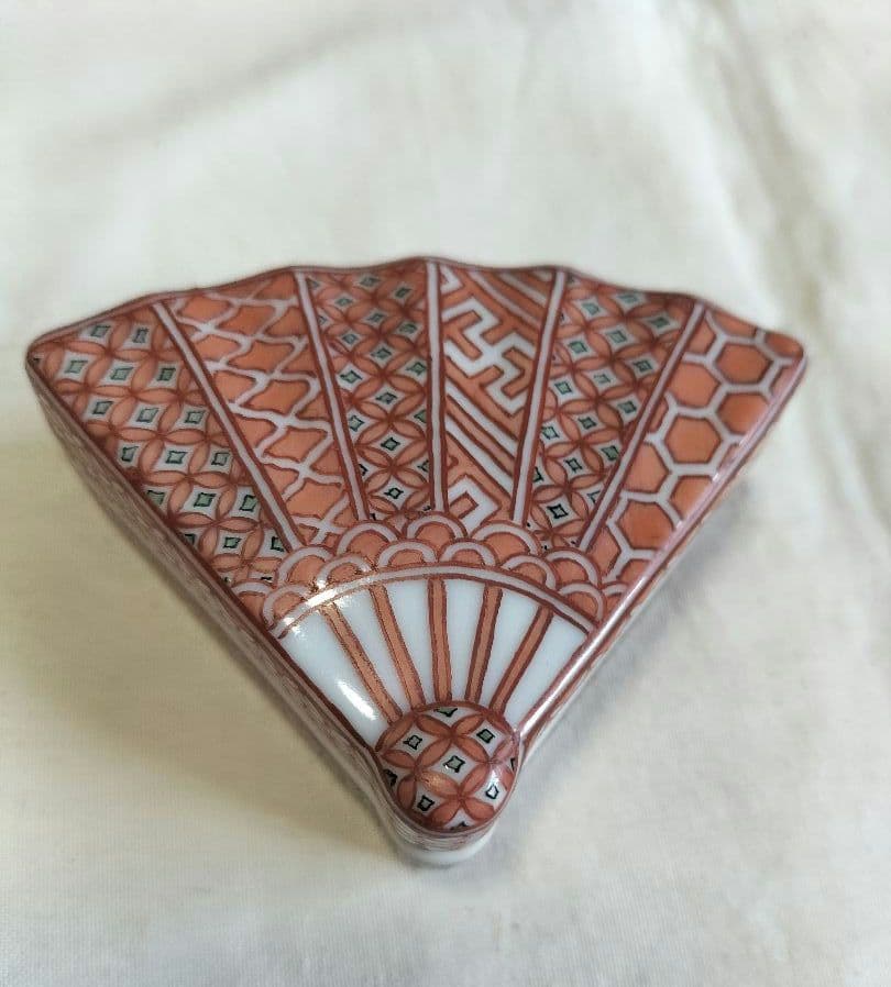 三浦竹泉作 香合 赤絵開扇