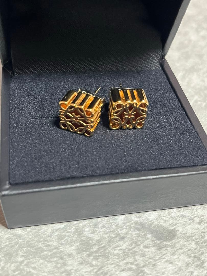 LOEWE アナグラム　ゴールドピアス