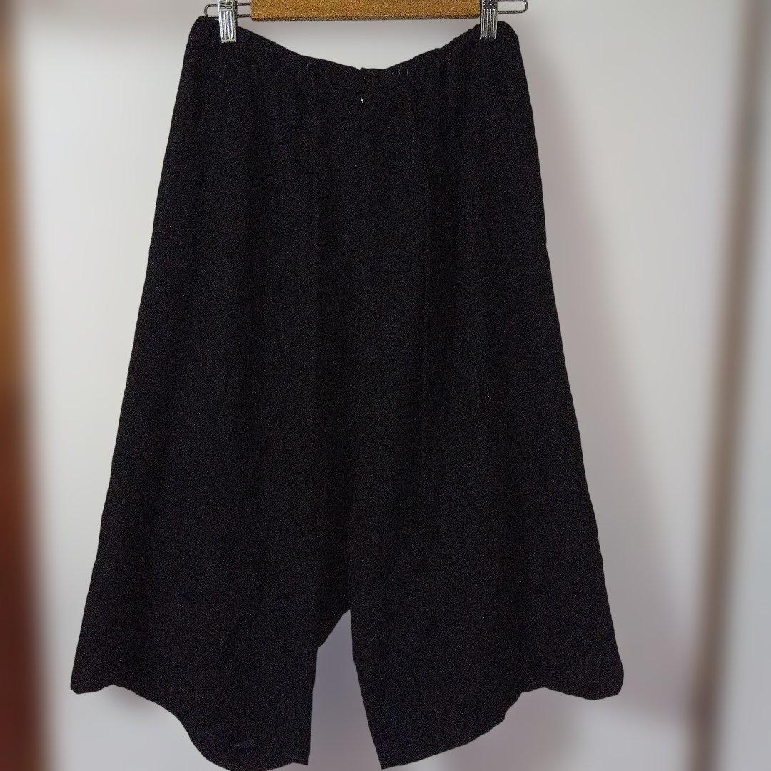 黒いガウチョパンツ ゴム入りウエスト ボタン付き　シワ加工　ワイズ