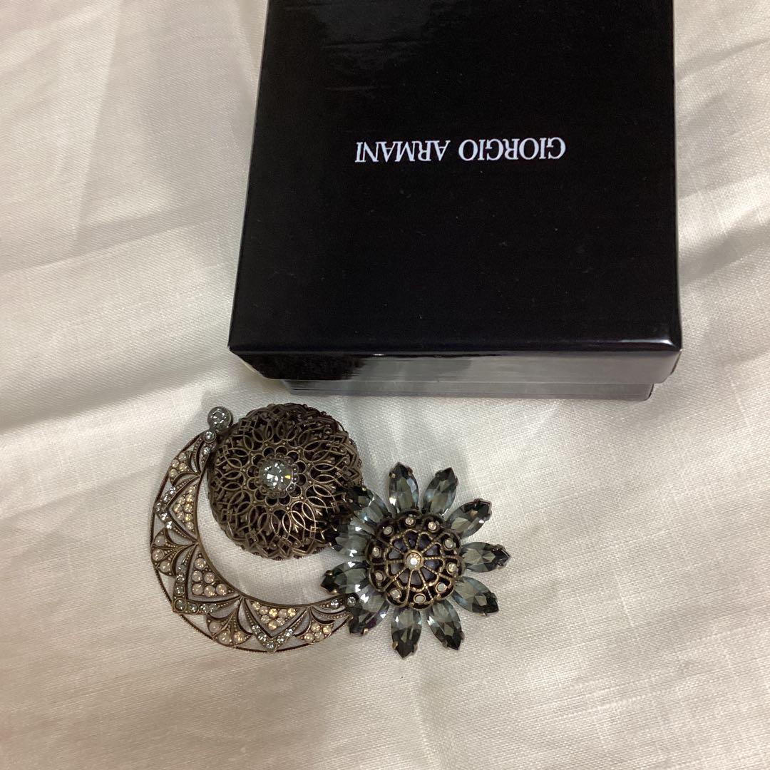 ジョルジュ　アルマーニのブローチ