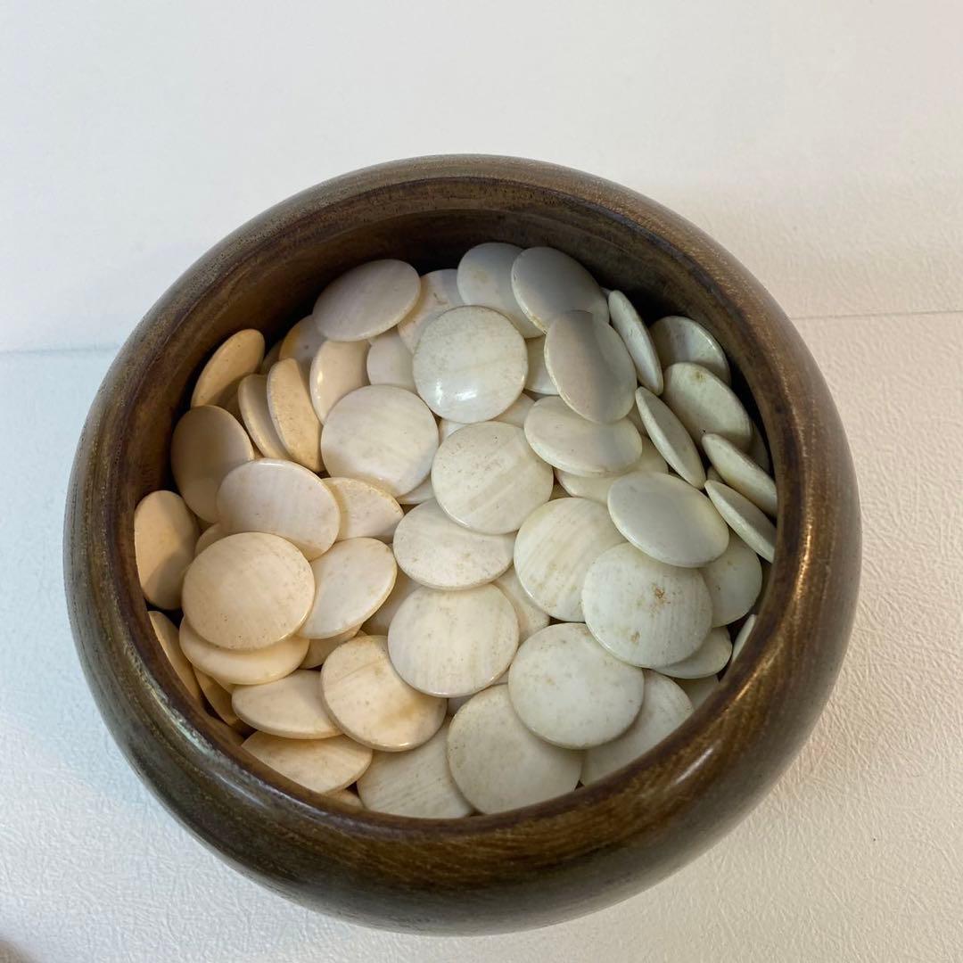 黒、白。バックギャモン。2本