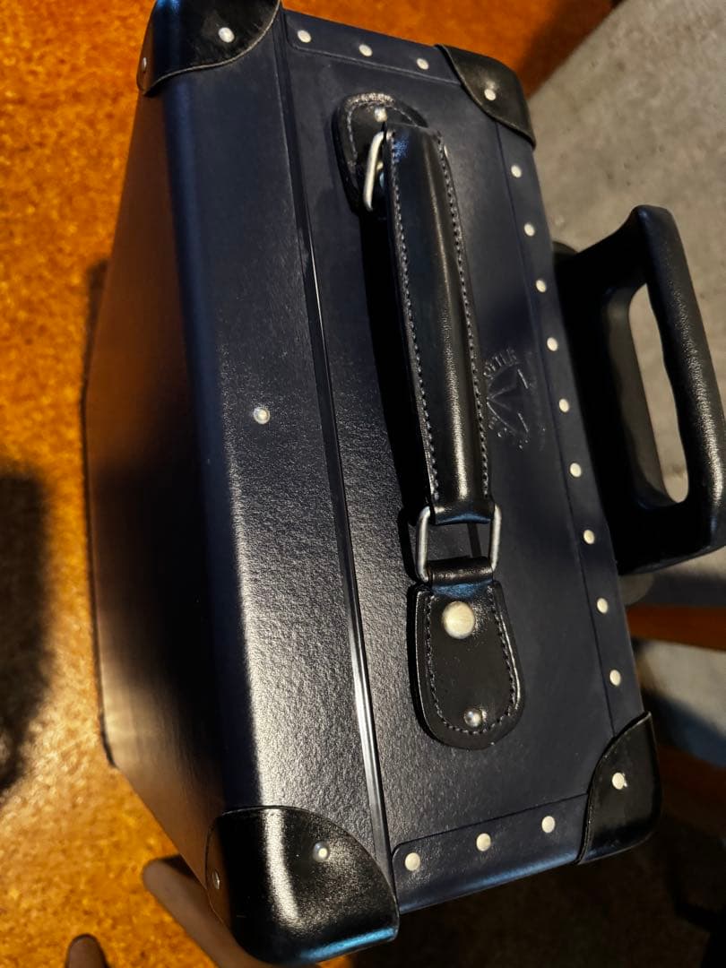 超美品　グローブトロッター　ネイビー 2輪　キャリーケース