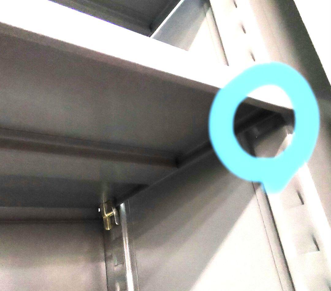 グレーの2ドアキャビネット