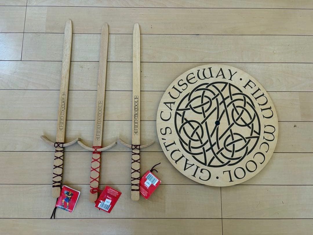 【希少品】北アイルランドジャイアンツ・コーズウェイ 木製の剣3本セットと盾
